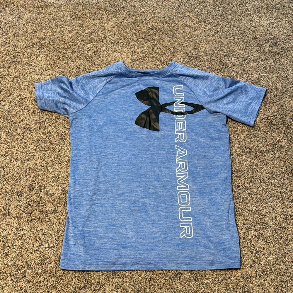 EUC boys Under Amour tee shirt